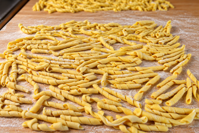 Pasta fresca fatta a mano sulla tavola infarinata