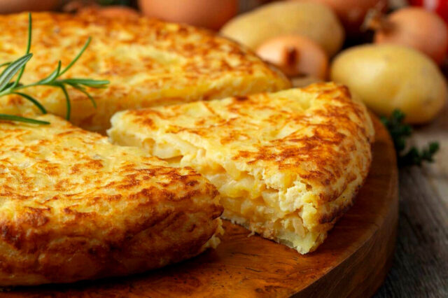 Tortilla di patate e cipolle
